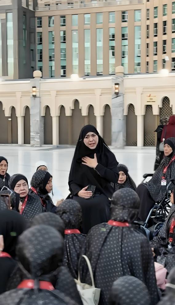 Oki Setiana Dewi isi kajian di rooftop Masjidilharam (instagram.com/okisetianadewi)