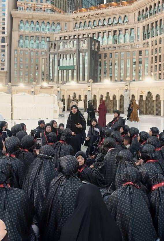 Oki Setiana Dewi isi kajian di rooftop Masjidilharam (instagram.com/okisetianadewi)