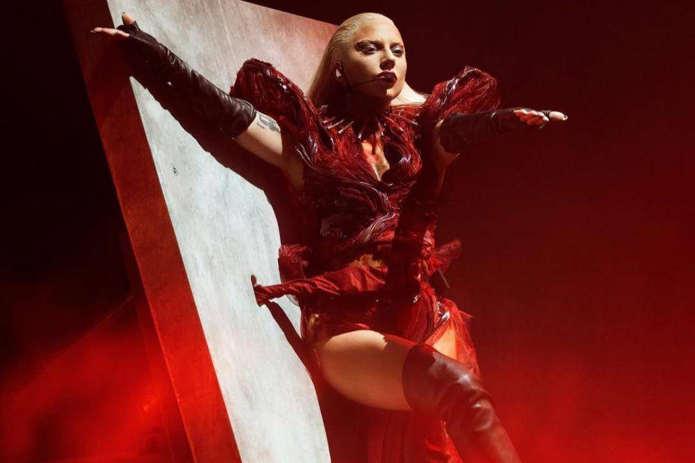 Lady Gaga di atas panggung (instagram.com/ladygaga)