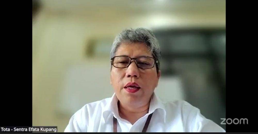 Kepala Sentra Efata, Tota Oceanna Zonneveld dalam zoom meeting dengan Kemensos. (facebook.com / Sentra Efata di Kupang)
