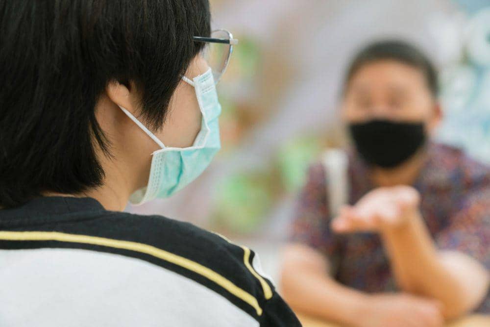 Ilustrasi mengobrol menggunakan masker (freepik.com/Lifestylememory)