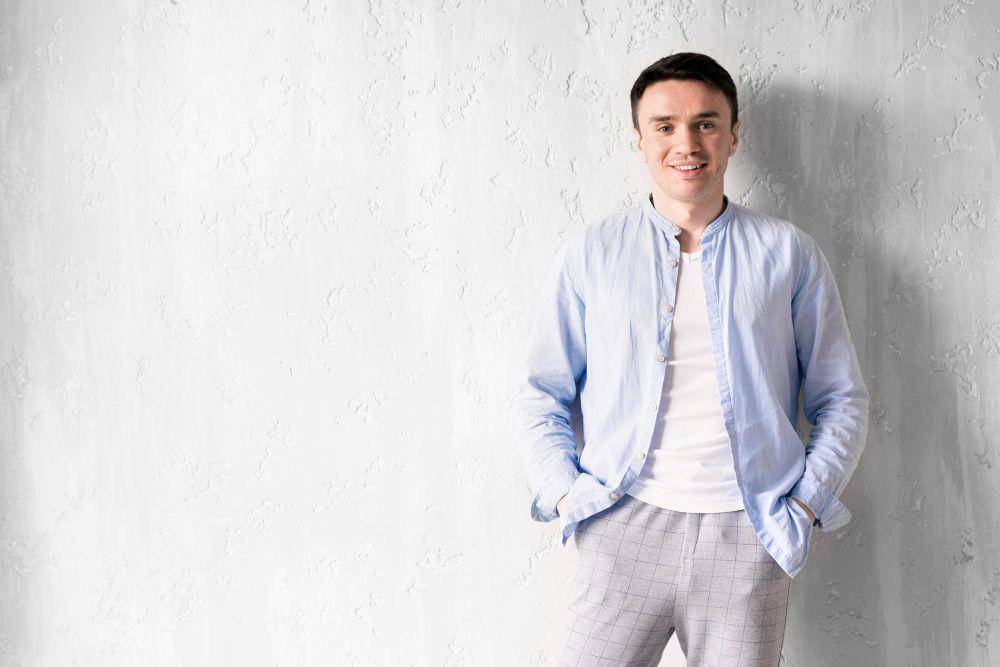 ilustrasi warna celana yang cocok untuk baju biru muda (freepik.com/freepik)