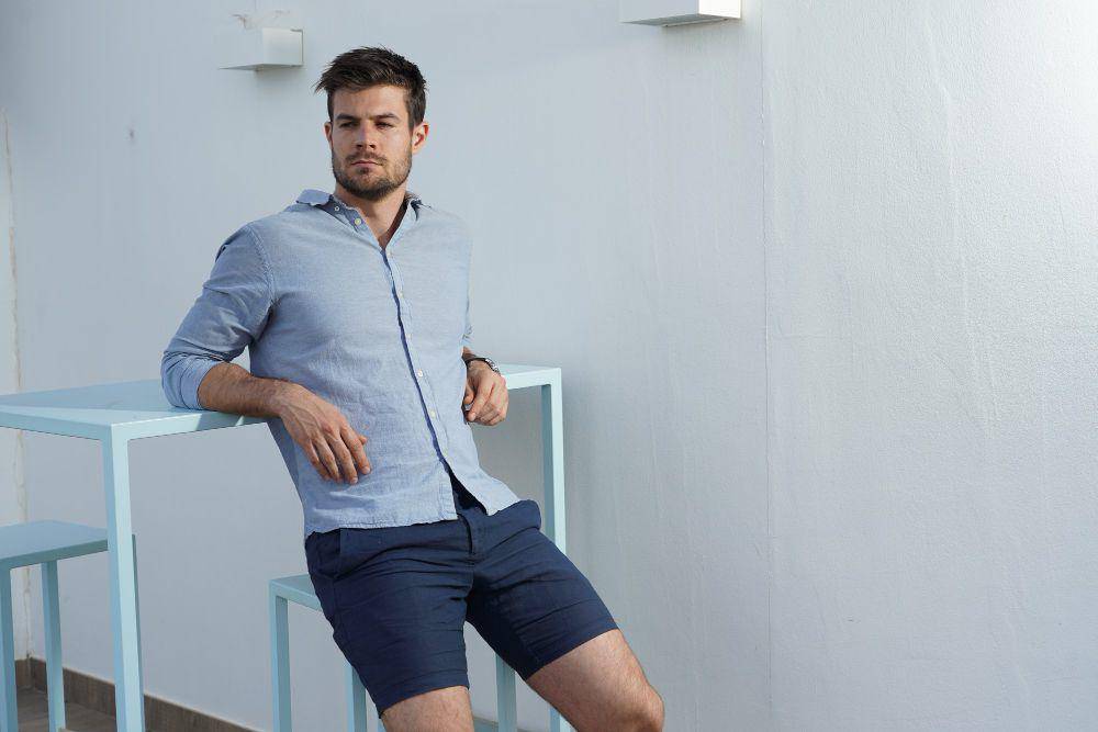 ilustrasi warna celana yang cocok untuk baju biru muda (freepik.com/wirestock)