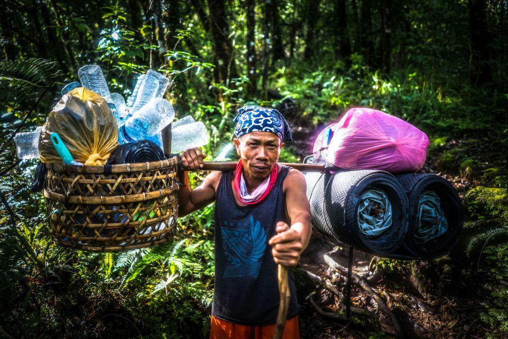ilustrasi porter di Gunung Rinjani (unsplash.com/Aaron Thomas)
