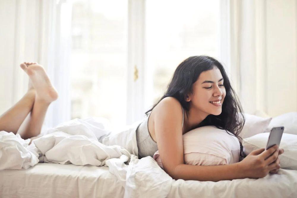 Apakah Harus Chat dengan Satu Orang Saja saat PDKT? Ini 5 Jawabannya