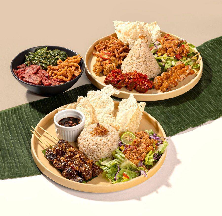 Potret menu Daging Asap Sambal Kecombrang, Burgreens-Style Satay Maranggi Platter, dan Mini Tumpeng di Burgreens (Dok. Burgreens)