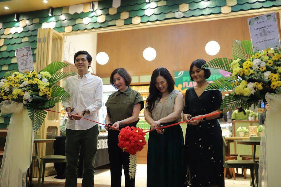 Kiri ke kanan: Max Mandias, Co-founder Burgreens; Erny Djohan, VP Leasing Pacific Place; Irene Tjhai, CEO Burgreens; Helga Angelina, Co-founder Burgreens (Dok. Burgreens)