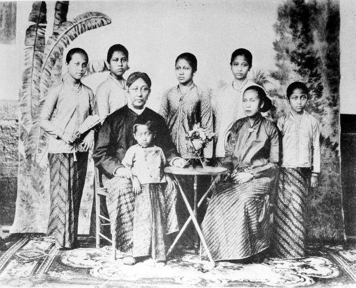 ilustrasi keluarga RA Kartini (commons.wikimedia.org/Collectie Stichting Nationaal Museum van Wereldculturen)