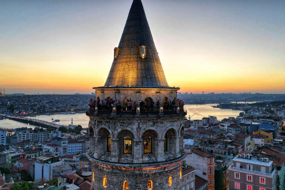 Balkon dan atap kerucut Menara Galata (unsplash.com/ERDi UĞURLU)