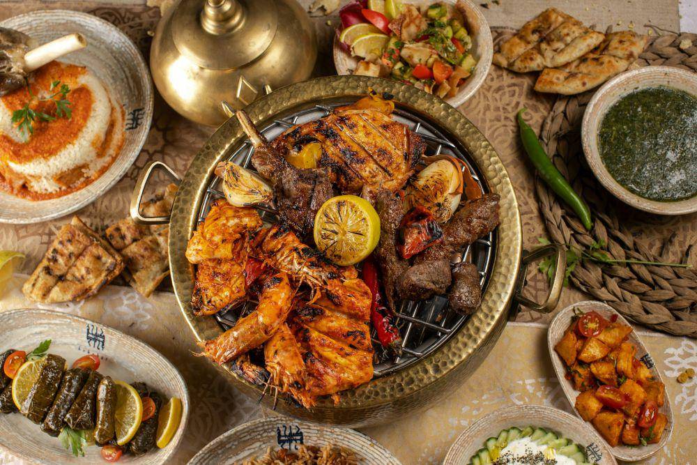 ilustrasi makanan lobster dan udang di restoran buffet (unsplash.com/Ferhat M. Zupcevic)
