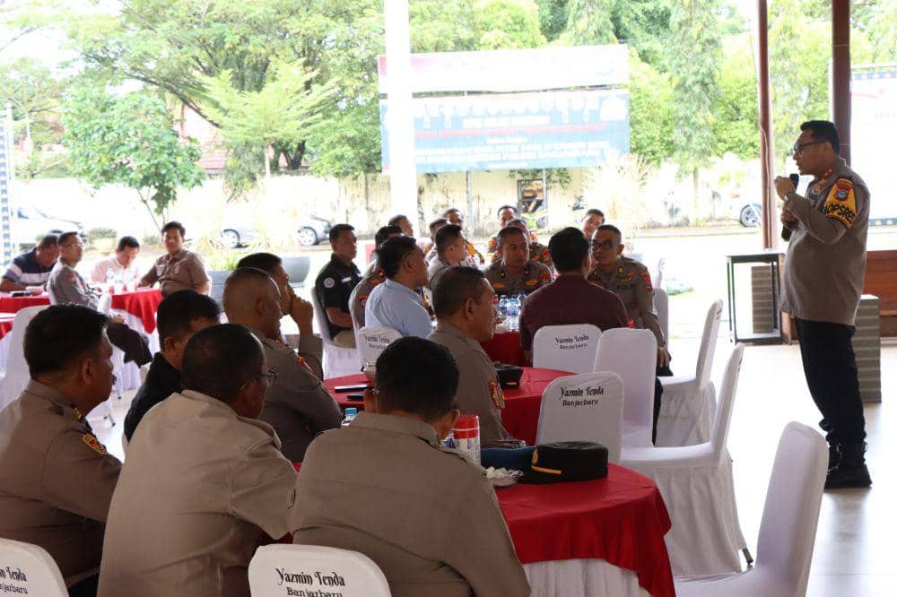 Kapolres Banjarbaru AKBP Pius X Febry Aceng Loda saat memberikan pengarahan persiapan pengamanan PSU, Selasa (15/4/2025). (dok/istimewa).