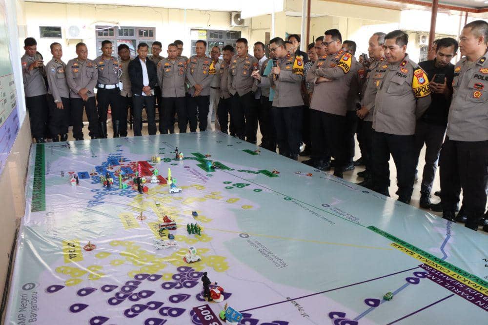Kabag Ops Polres Banjarbaru Kompol Indra Agung Perdana Putra memaparkan Tactical Floor Game (TFG), Selasa (15/4/2025). (dok/istimewa).