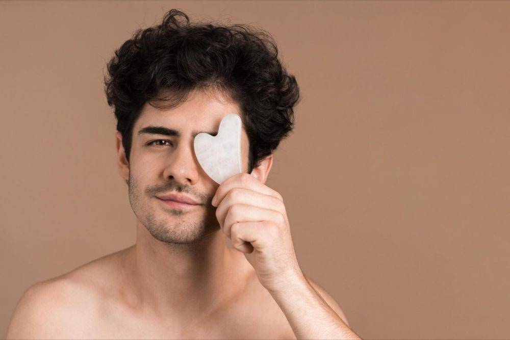 ilustrasi gua sha untuk wajah pria (freepik.com/freepik)