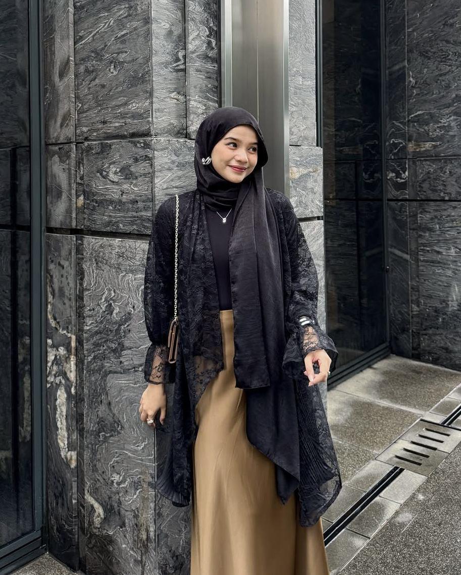 potret padu padan outfit pakai lace ala Sheren Avinka (instagram.com/sherenavinka)