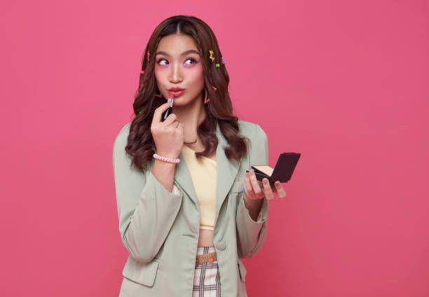 Ilustrasi perempuan yang sedang menggunakan makeup (istock.com/baramee2554)