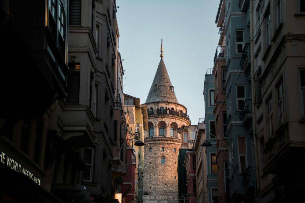 Menara Galata di antara bangunan Kota Istanbul (unsplash.com/Karim kharrazi)