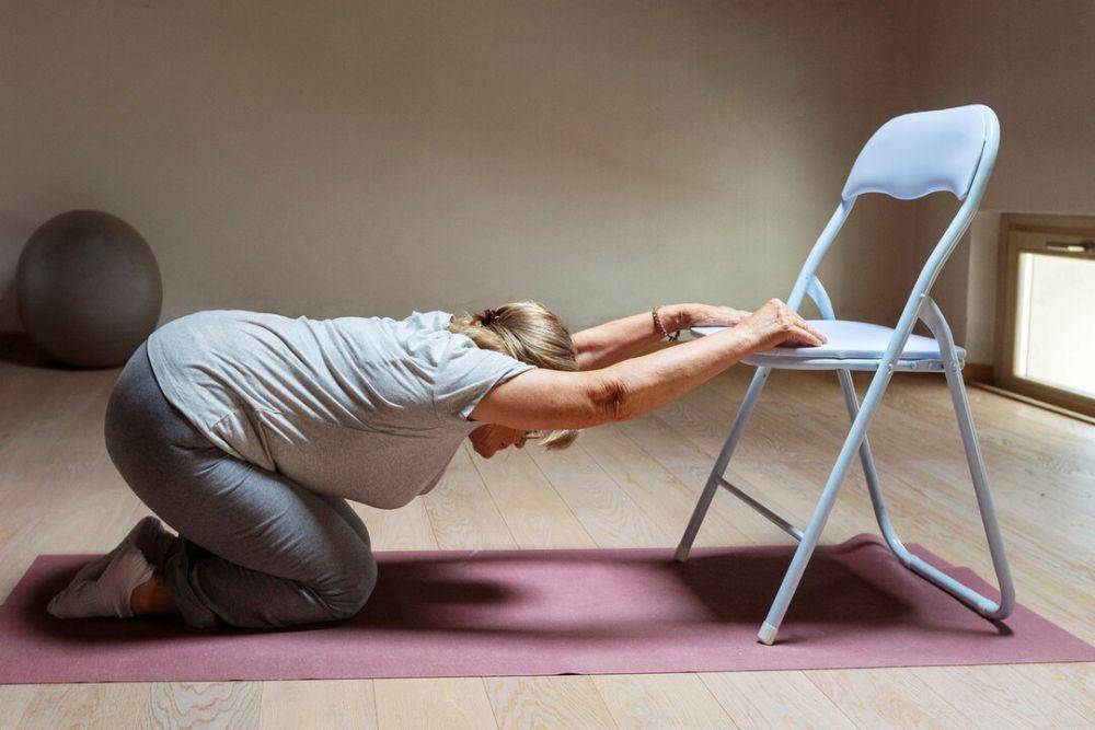 ilustrasi yoga kursi (freepik.com/freepik)
