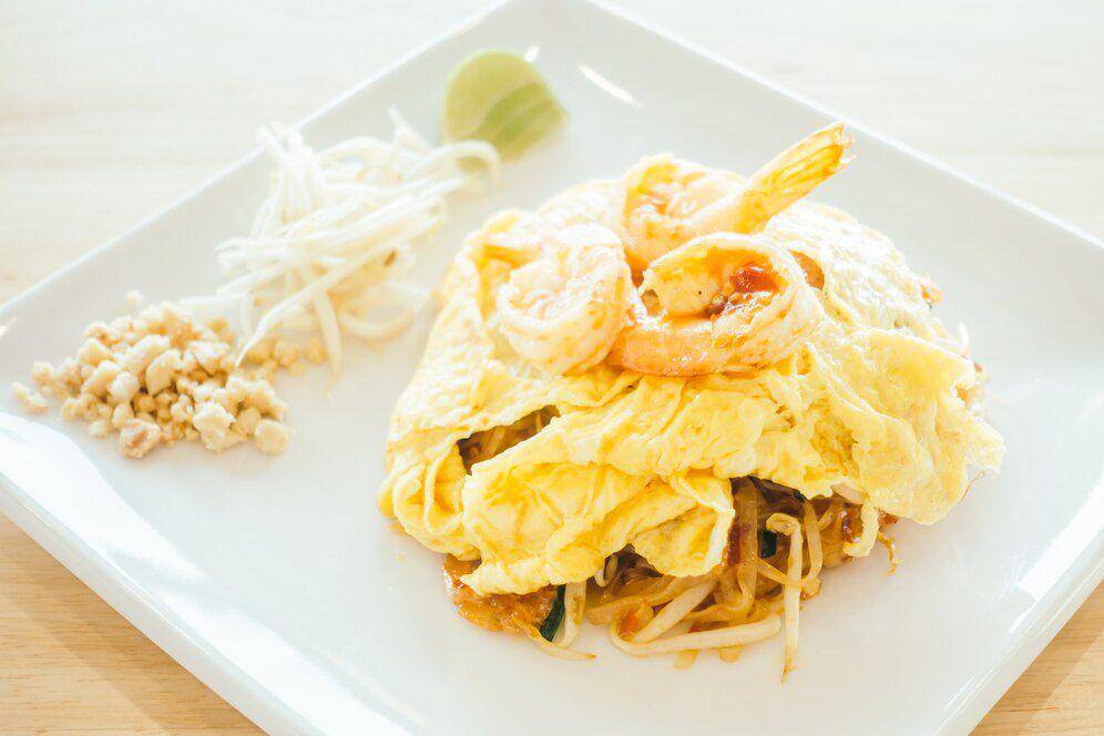 ilustrasi pad thai omelette (freepik.com/mrsiraphol)