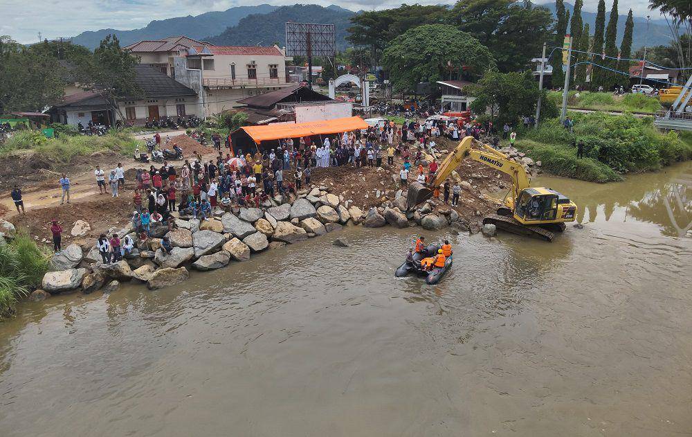 Tim Basarnas melakukan pencarian korban (Foto: Basarnas Padang)