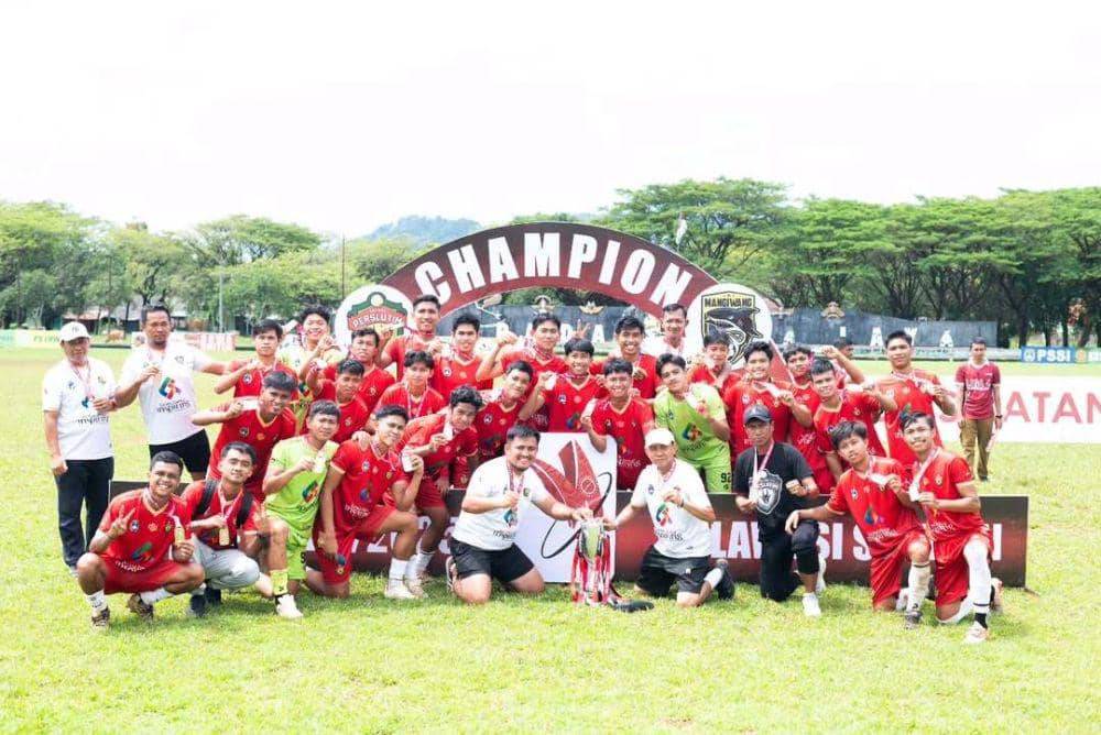 Para pemain dan staf pelatih Perslutim Luwu Timur berpose bersama trofi runner-up setelah final Liga 4 Sulawesi Selatan 2024/2025. (Instagram.com/perslutim)