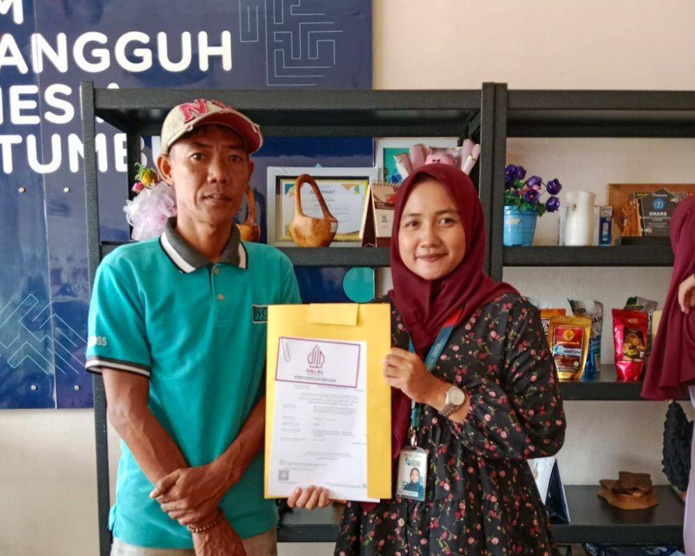 PT Pertamina (Persero) melalui program TJSL Rumah BUMN (RB) memfasilitasi proses sertifikasi ribuan pelaku UMKM. (dok. Pertamina)