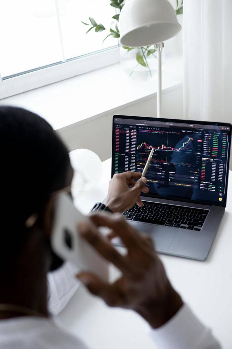 Ilustrasi memantau harga saham (Pexels.com/Anna Nekrashevich)