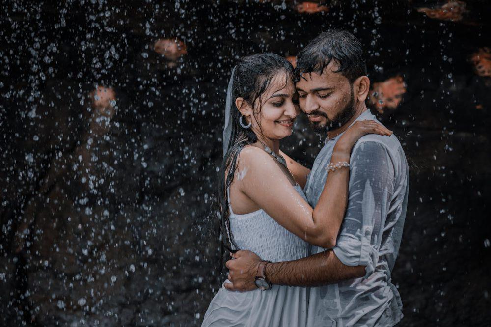 50 Ide Caption Romantis saat Hujan, Ciptakan Memori Indah!