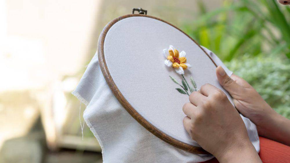 Ilustrasi aktivitas grandma hobbies (pexels.com/Mohamed Rizly)