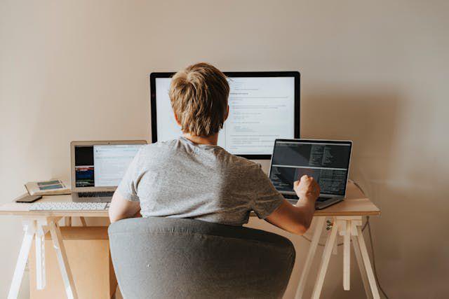 ilustrasi komunitas online coding (pexels.com/pexels.com/)