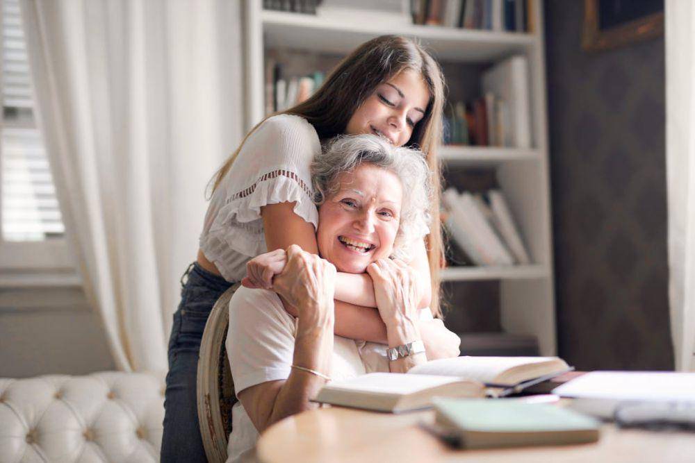 Ilustrasi grandma hobbies (pexels.com/Andrea Piacquadio)