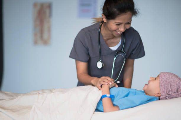 ilustrasi gadis kecil dengan kanker tertawa dengan foto stok perawatnya(istockphoto.com/FatCamera)