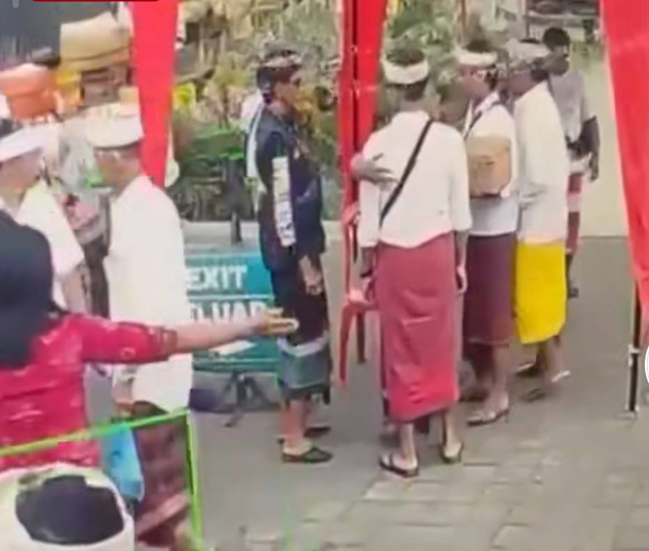 Screenshot video pecalang dipukul yang viral di media sosial. (dok.Istimewa)