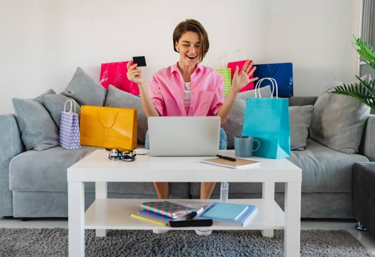 ilustrasi shopping (freepik.com/marymarkevich)