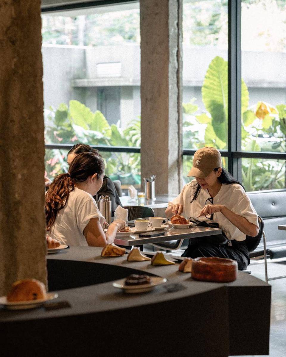 tempat yang nyaman untuk menyantap kue dan kopi (instagram.com/knothingnew)