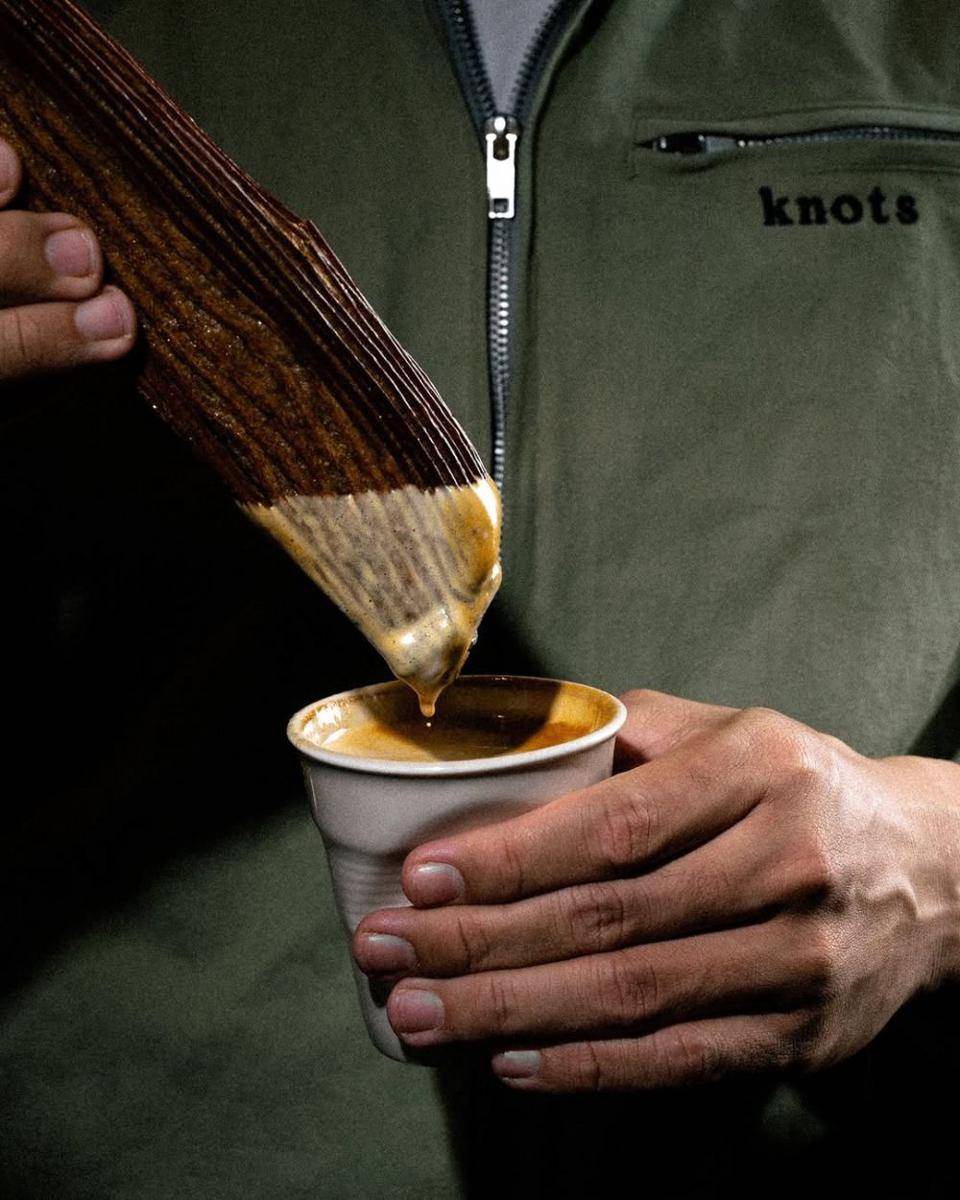 menu kopi dan kue lainnya di Knots (instagram.com/knothingnew)
