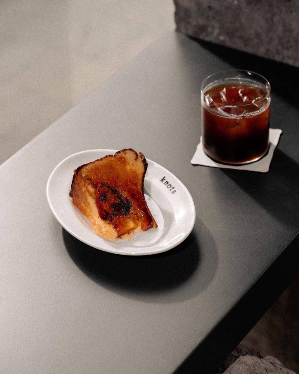 ice black coffee yang bisa dinikmati bersama sepotong kue (instagram.com/knothingnew)