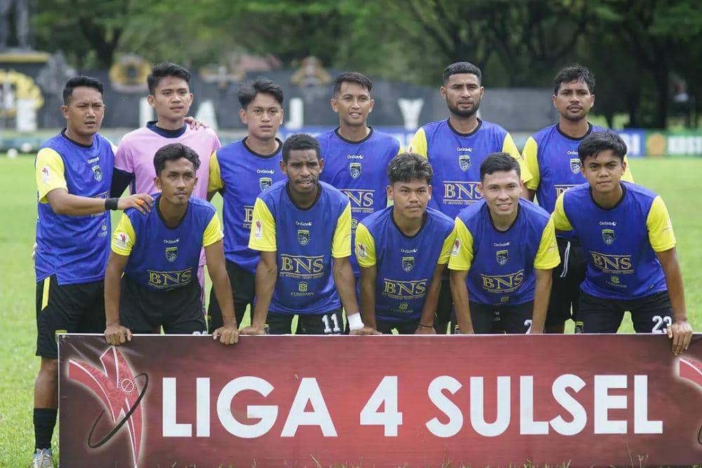 Para pemain Mangiwang FC berpose jelang pertandingan fase grup Liga 4 Sulawesi Selatan 2024/2025. (Instagram.com/mangiwang.fc)