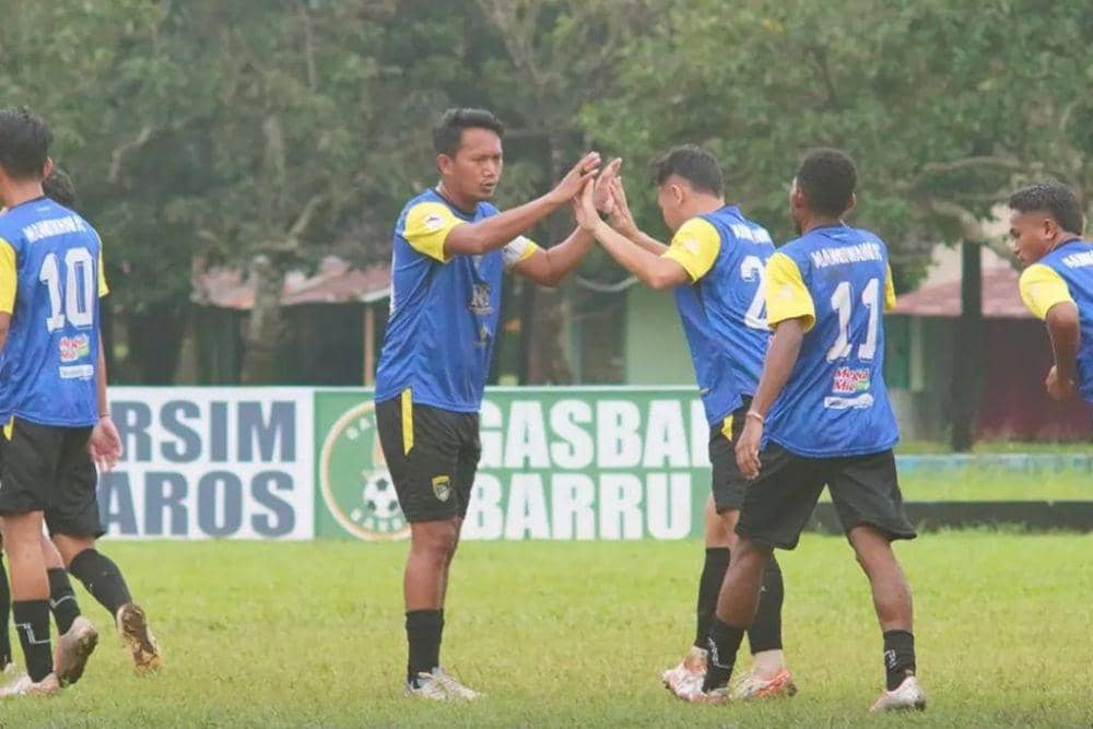 Para pemain Mangiwang FC saat bertanding di fase grup Liga 4 Sulawesi Selatan 2024/2025 pada Januari 2025. (Instagram.com/mangiwang.fc)