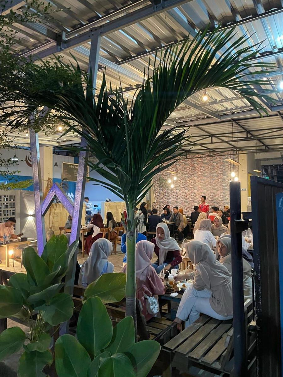 Super Cozy! Basecamp Coffee Jadi Markas Favorit Anak Muda di Praya
