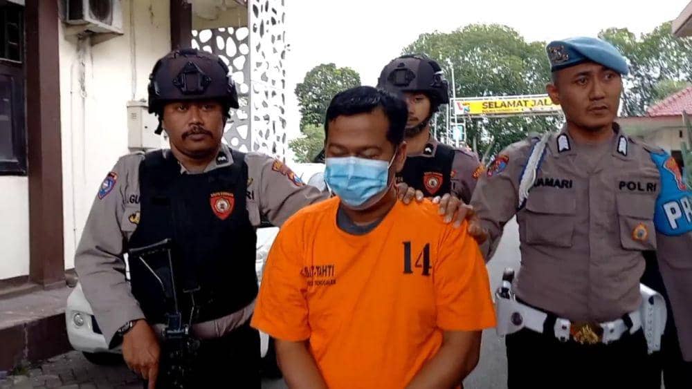 Tersangka pembunuhan di Trenggalek saat dikeler polisi. IDN Times/ istimewa