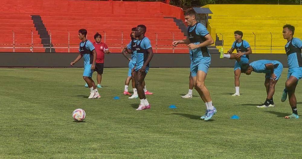 Pemain PSIS Semarang latihan di Stadion H Agus Salim Padang (Foto: IDN Times/Halbert Caniago)