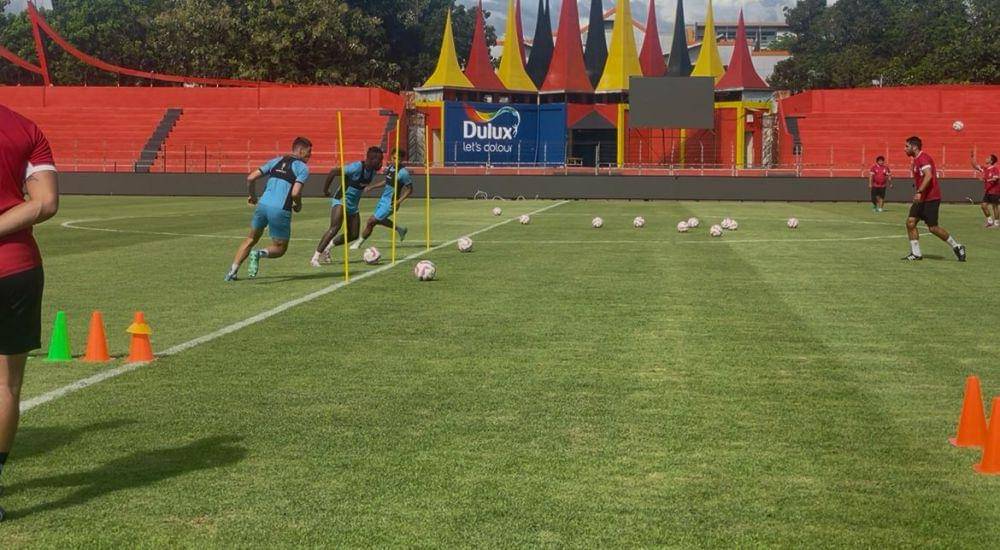 Pemain PSIS Semarang melakukan latihan di Stadion H Agus Salim Padang (Foto: IDN Times/Halbert Caniago)