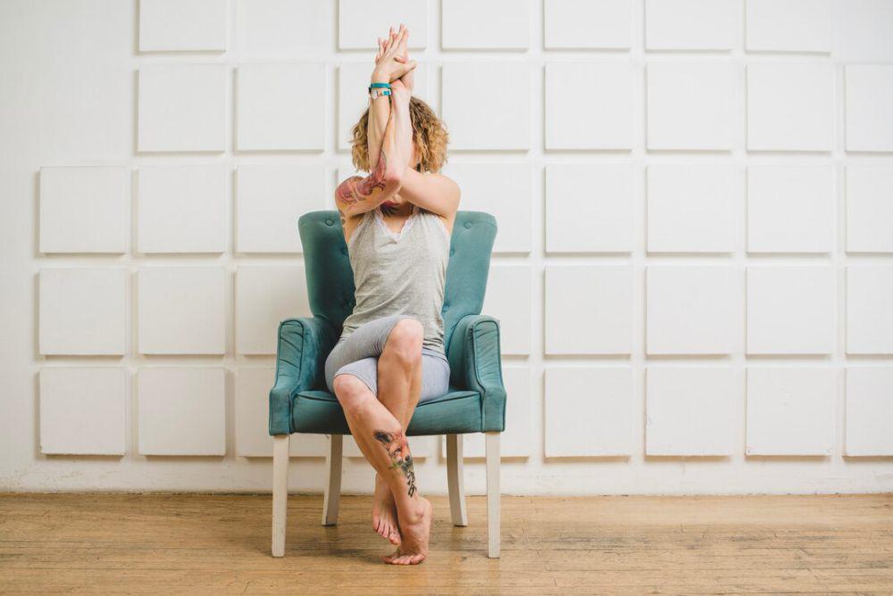 5 Pose Yoga Kursi untuk Lansia yang Efektif Turunkan Berat Badan
