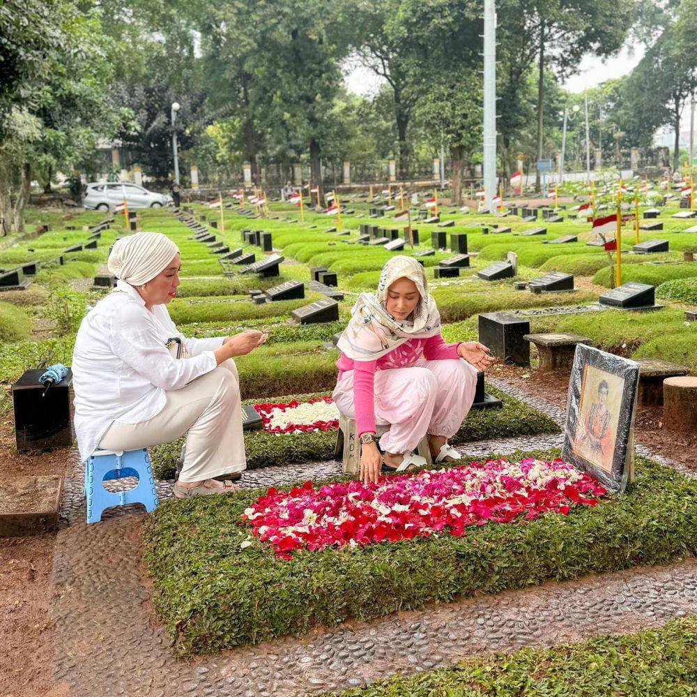 Inul ziarah ke makam Titiek Puspa (instagram.com/inul.d)