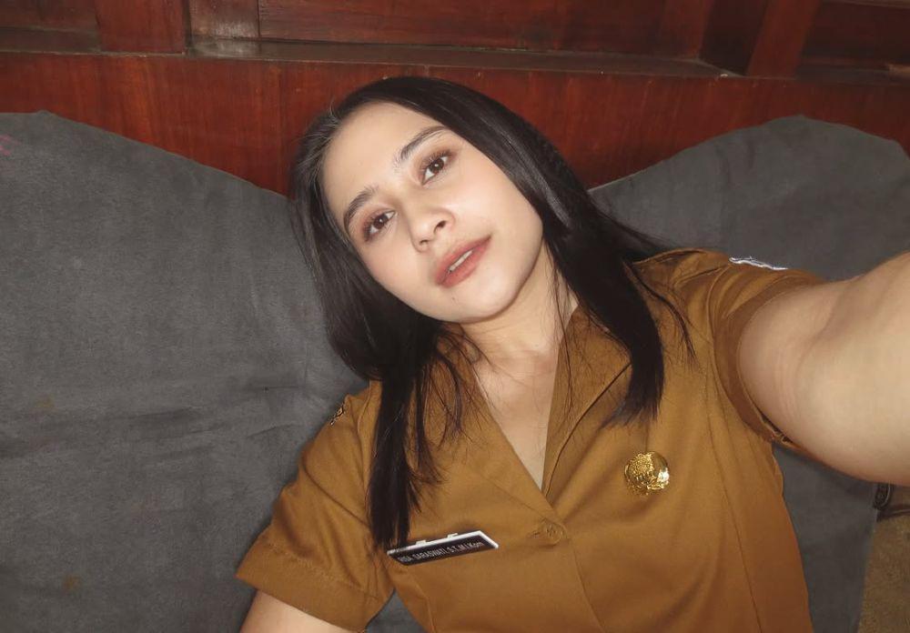 7 Potret Prilly Latuconsina Pakai Seragam PNS, Syuting Danur 4