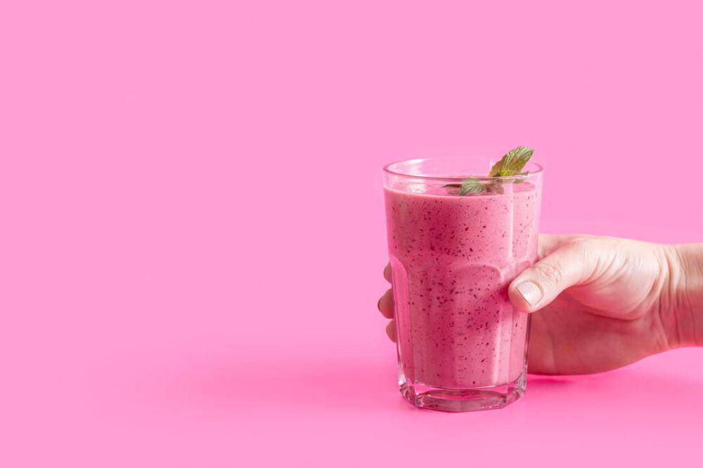 ilustrasi smoothies buah naga dan lidah buaya (freepik.com/freepik)