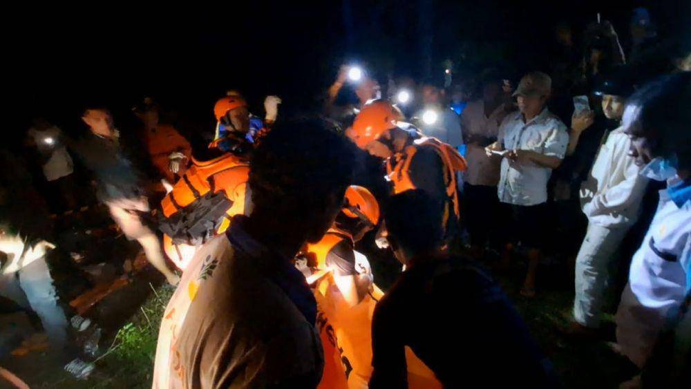 Proses evakuasi jasad korban yang tenggelam di bekas tambang. (Dok Basarnas Kupang)