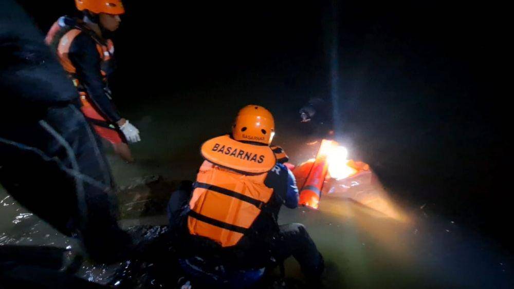Proses evakuasi jasad korban yang tenggelam di bekas tambang. (Dok Basarnas Kupang)