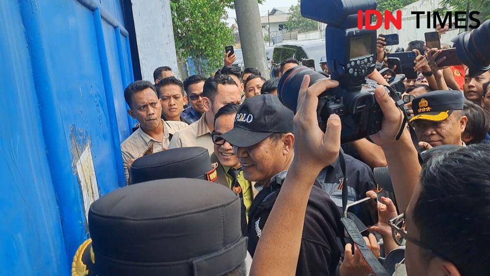 Wamenaker Immanuel saat tidak bisa masuk ke UD Sentosa Seal. IDN Times/Ardiansyah Fajar.
