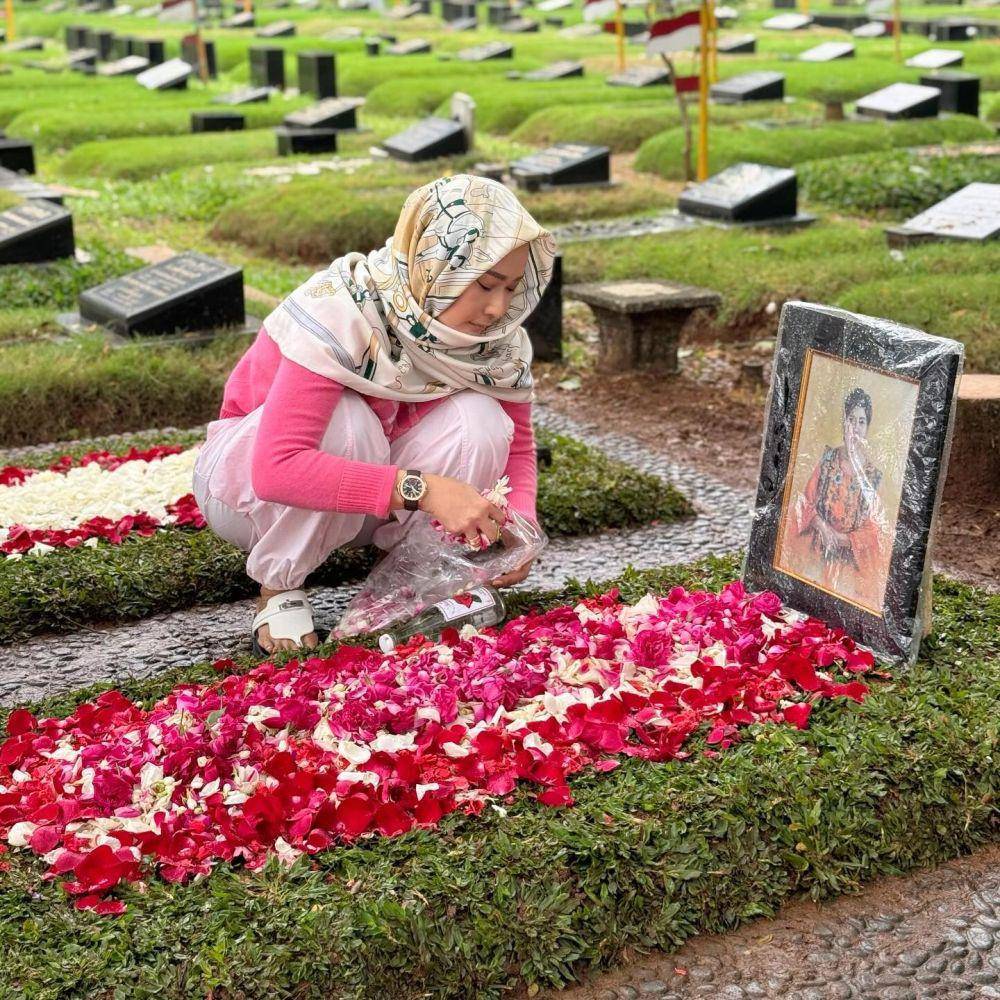 Inul ziarah ke makam Titiek Puspa (instagram.com/inul.d)
